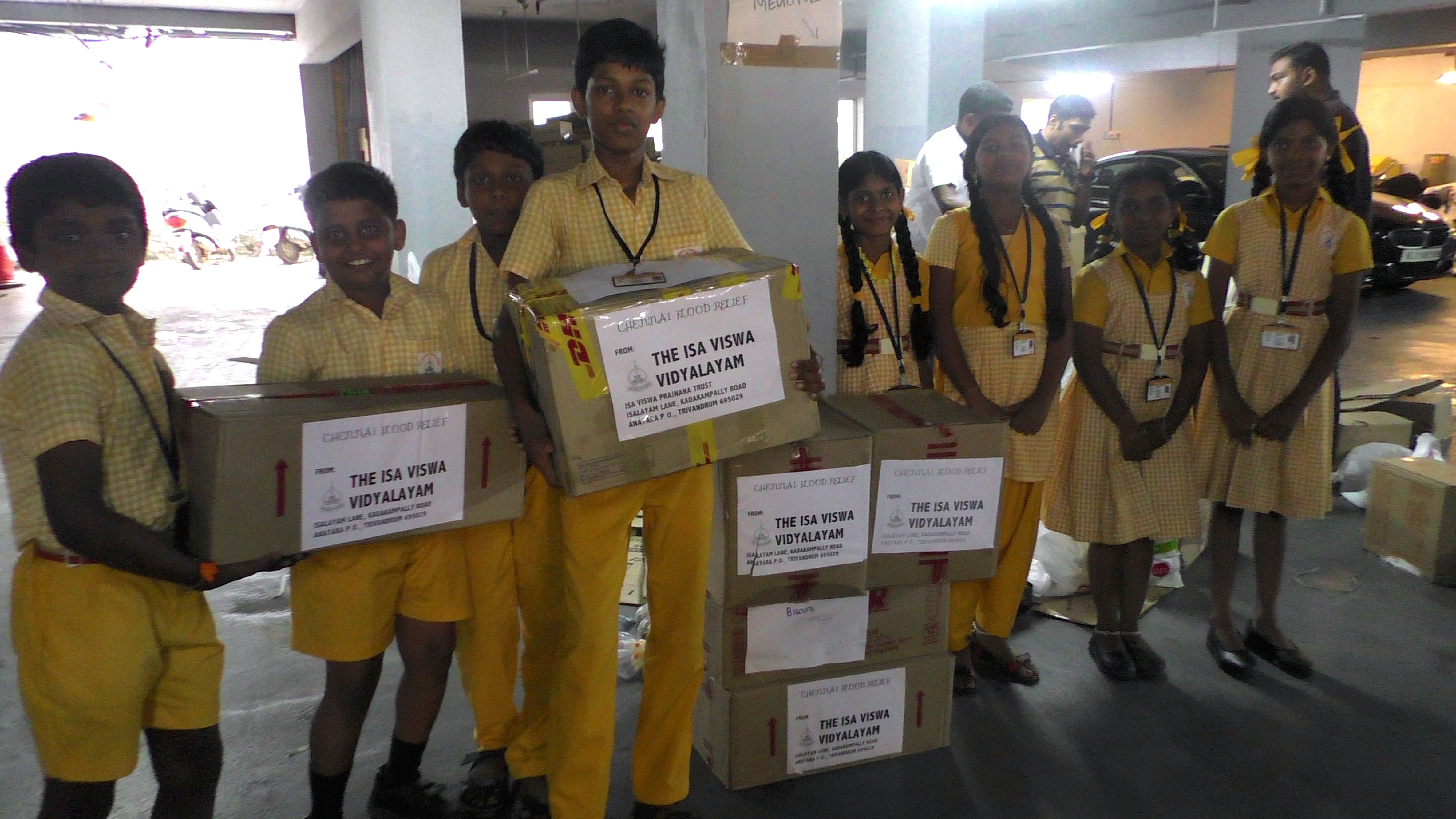 Students of Isa Viswa Vidyalayam giving food to Chennai flood relief efforts